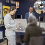 Votre ordonnance optique est un document essentiel, mais ses termes techniques peuvent paraître obscurs. Voici comment la déchiffrer simplement.